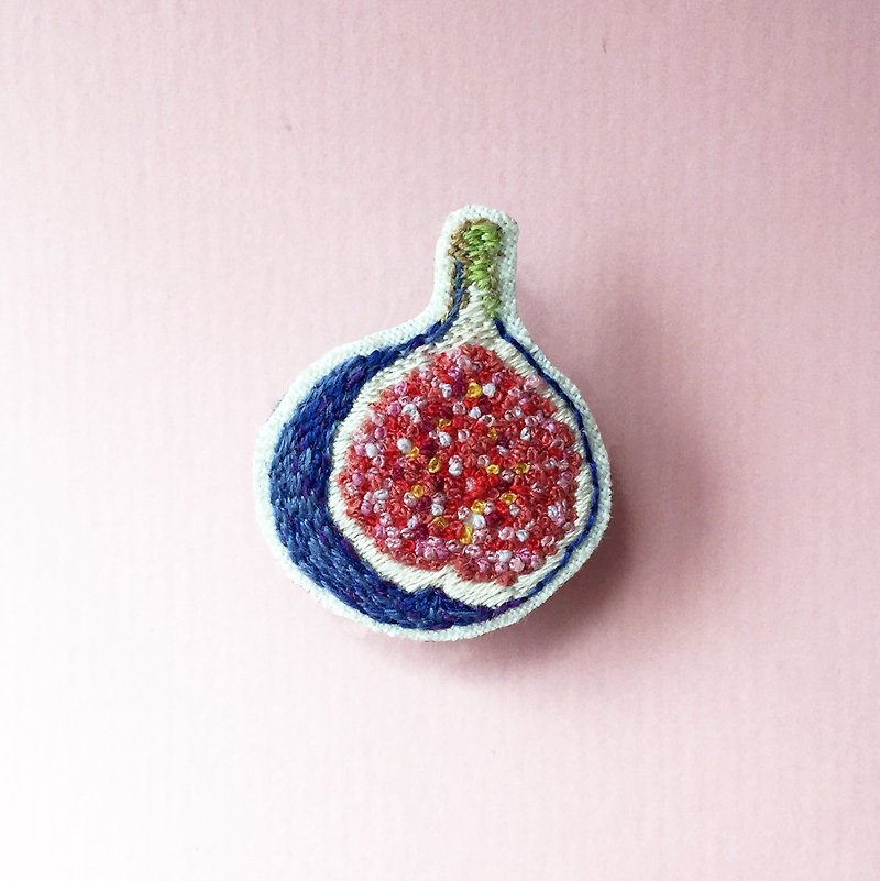 Mini hand-embroidered brooch/pin fig fig - Brooches - Thread Multicolor
