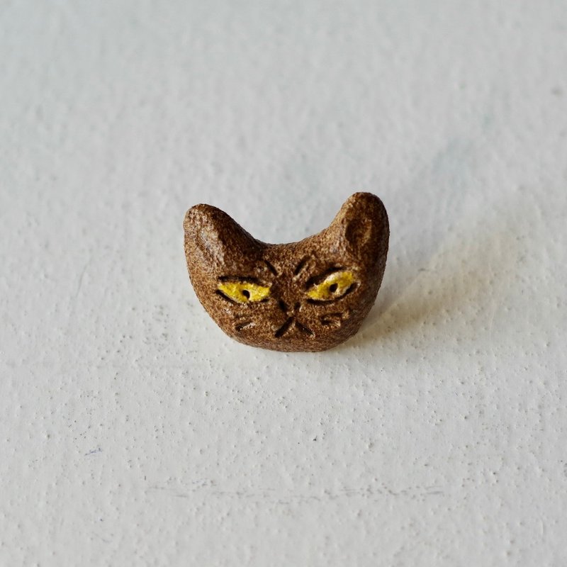 Crescent moon Cat pin - Brooches - Pottery White