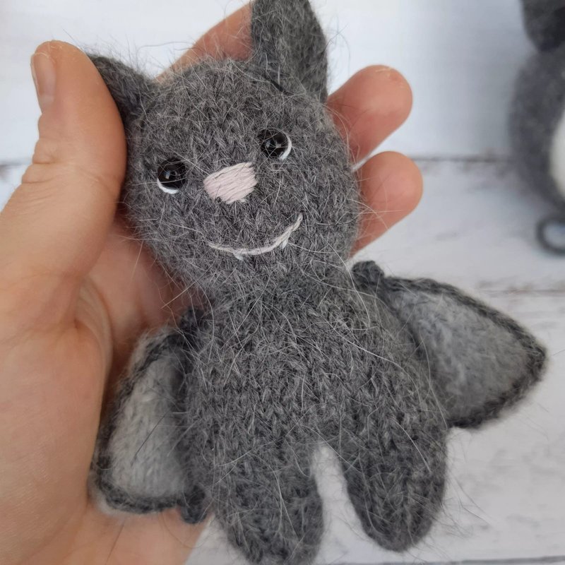 Knitted stuffed Bat/ small stuffed toy - ตุ๊กตา - ขนแกะ สีเทา