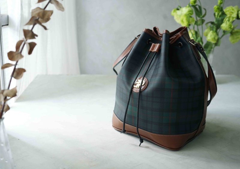 Treasure hunt retro antique bag-arnold palmen new green plaid college style bucket side backpack - กระเป๋าแมสเซนเจอร์ - วัสดุอื่นๆ สีเขียว