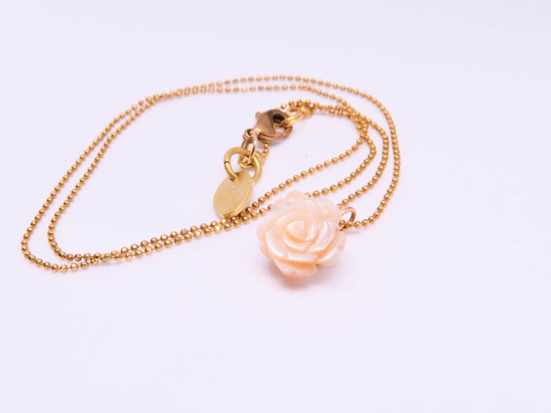 Shell rose carved necklace - สร้อยคอ - เครื่องเพชรพลอย 
