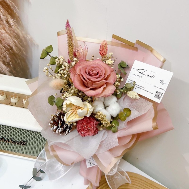 Tipsy apple pink bouquet, preserved flower rose dried flower bouquet, Valentine's Day gift with carrying bag - ช่อดอกไม้แห้ง - พืช/ดอกไม้ สึชมพู