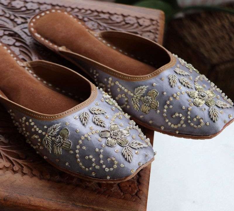 [Slender Fit] Indian Charm / Delicate Embroidery & Beading / Handmade Slippers - รองเท้าลำลองผู้หญิง - หนังแท้ สีเทา