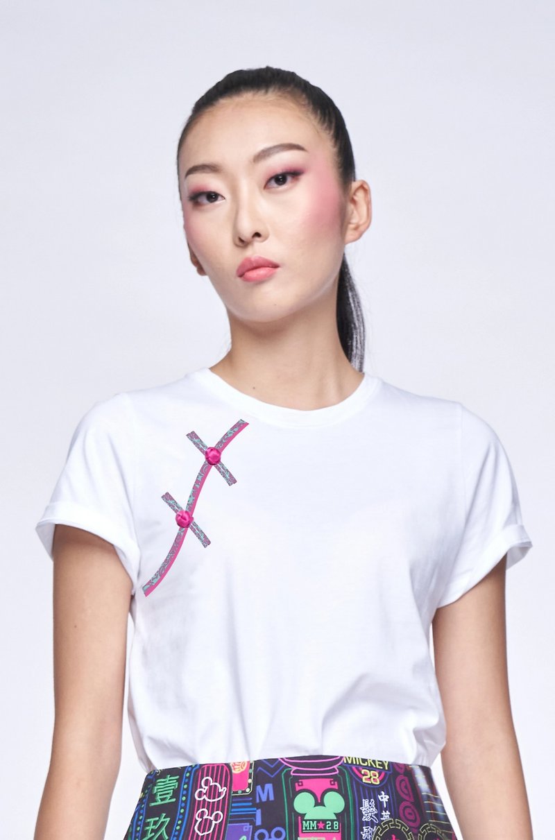 Yi-ming IRINA Front Flap Print Tee - เสื้อยืดผู้หญิง - ผ้าฝ้าย/ผ้าลินิน ขาว