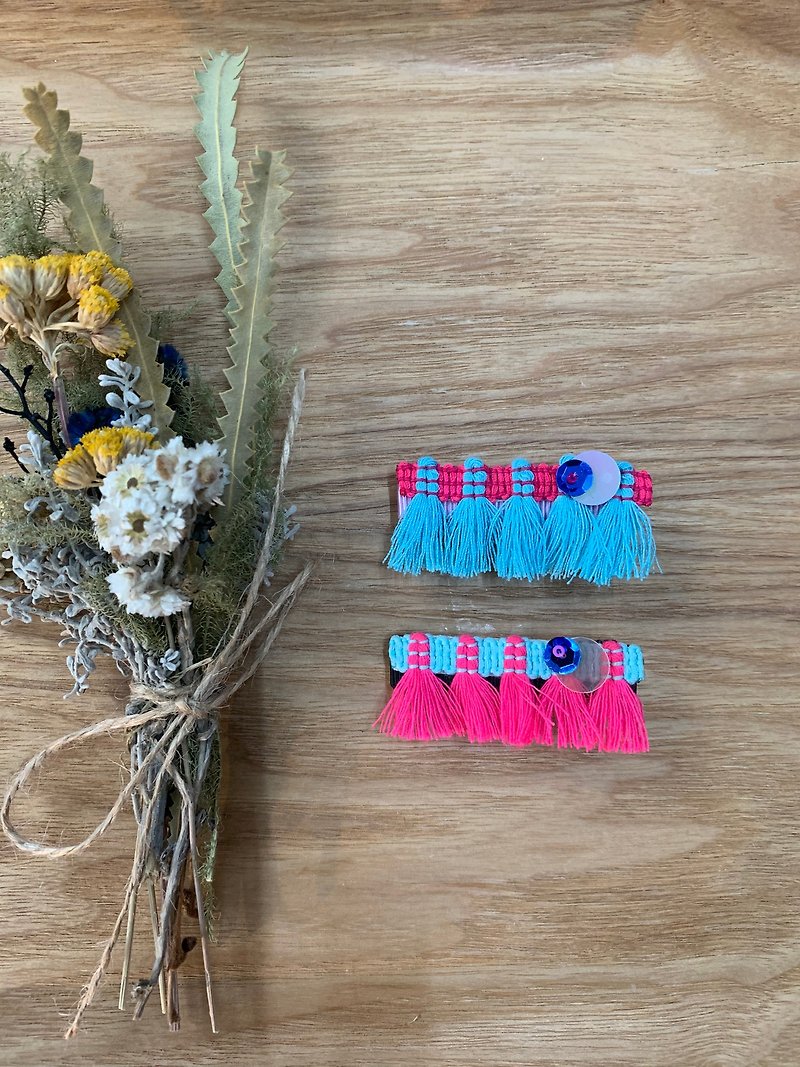 Contrasting color tassels. All-inclusive side hairpin - Other - Other Man-Made Fibers Multicolor