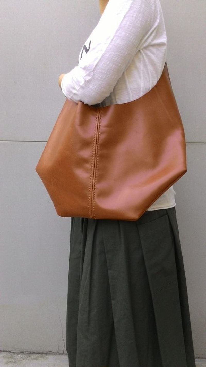 Ring-Full Leather Crossbody / Shoulder Bag - กระเป๋าแมสเซนเจอร์ - หนังแท้ สีนำ้ตาล