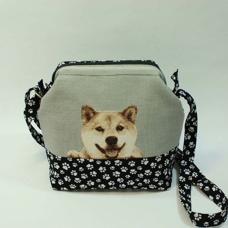 Embroidery stent mouth gold zipper backpack 02 - Chai dog - กระเป๋าแมสเซนเจอร์ - ผ้าฝ้าย/ผ้าลินิน สีดำ