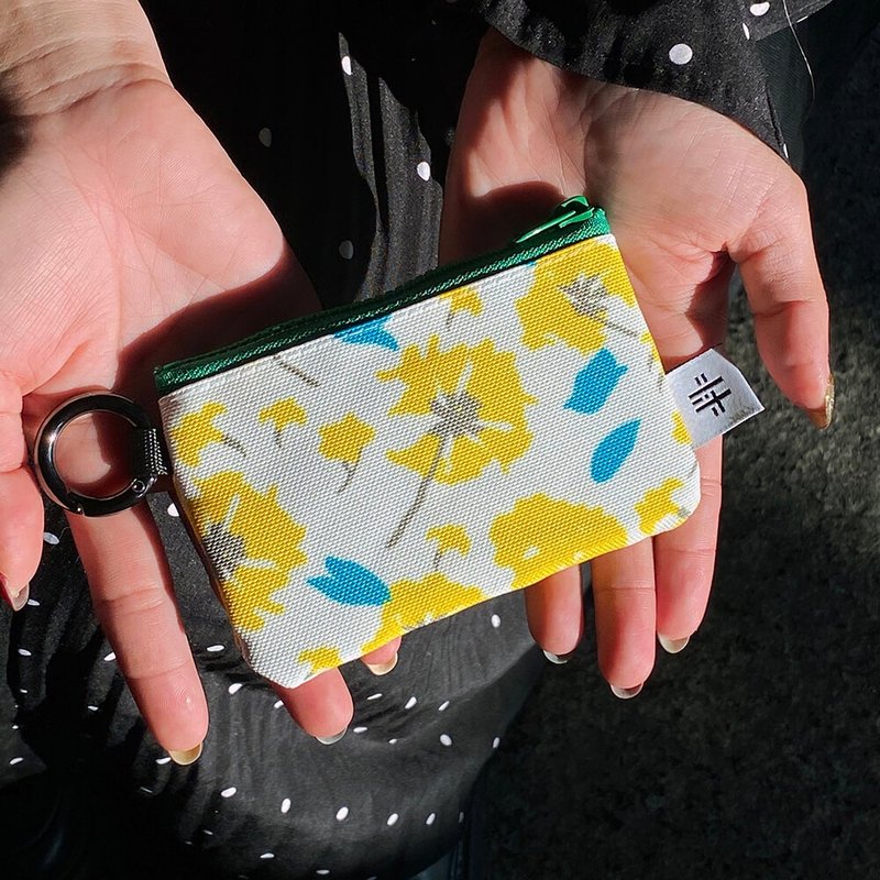 [Jinyuanxing] Yellow Flower Buckle Coin Purse l Key Card Headphone Card Holder Commuting Print - Coin Purses - Other Man-Made Fibers Multicolor