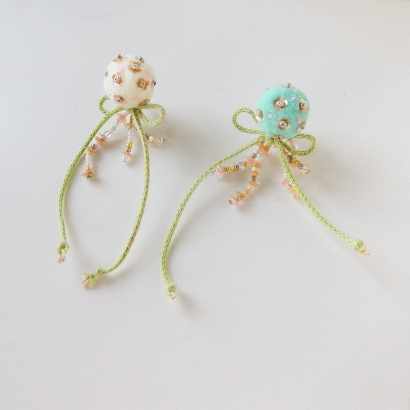 毬毬Butterfly yellow-green earrings/ear needles/ Clip-On/clip-on/ear accessories - ต่างหู - วัสดุอื่นๆ สีเขียว