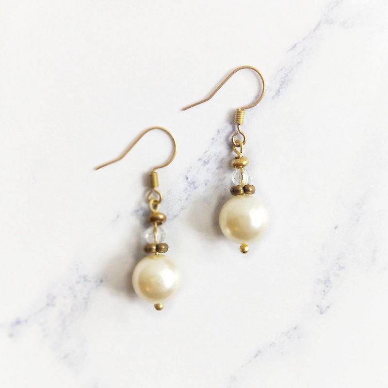 - Un Jess Cadeau - 涎玉沫珠 Pearl crystal hand made brass earrings - ต่างหู - วัสดุอื่นๆ ขาว