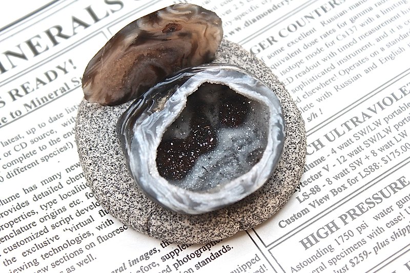 SHIZAI Miniature Agate Crystal Cornucopia with Base - ของวางตกแต่ง - กระดาษ สีดำ