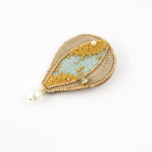 Embroidered brooch. 刺繍ブローチ ミモザの気球 Beige and Dreen. - ショップ 花ノ香 -hananokaori-  ブローチ - Pinkoi