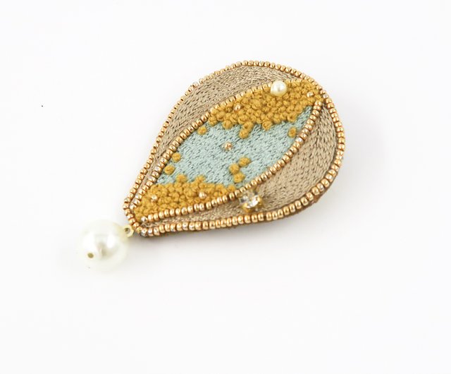 Embroidered brooch. 刺繍ブローチ ミモザの気球 Beige and Dreen. - ショップ 花ノ香 -hananokaori-  ブローチ - Pinkoi