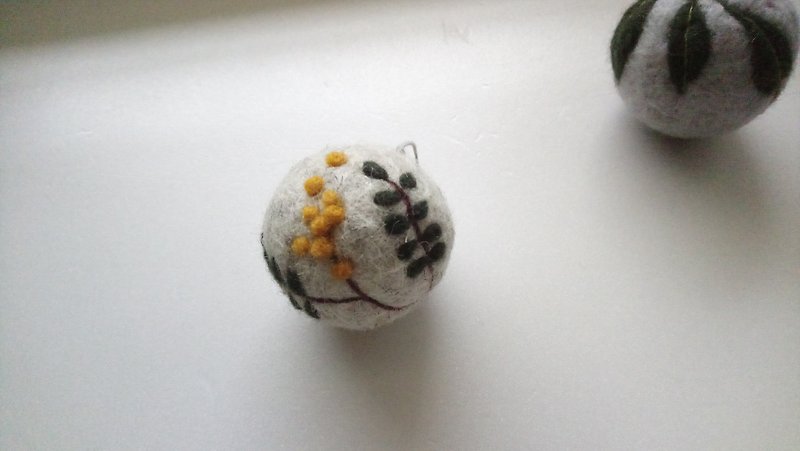 wool felt floral patterns ball - ของวางตกแต่ง - ขนแกะ สีเหลือง