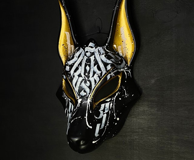 エジプトのアヌビスのマスク黒と白の書道狼の頭を持つジャッカルの動物