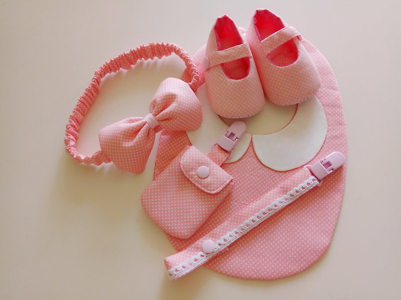 粉底水玉彌月禮物 嬰兒鞋+圍兜+髮帶+奶嘴夾+平安符袋 - 彌月禮盒 - 棉．麻 粉紅色