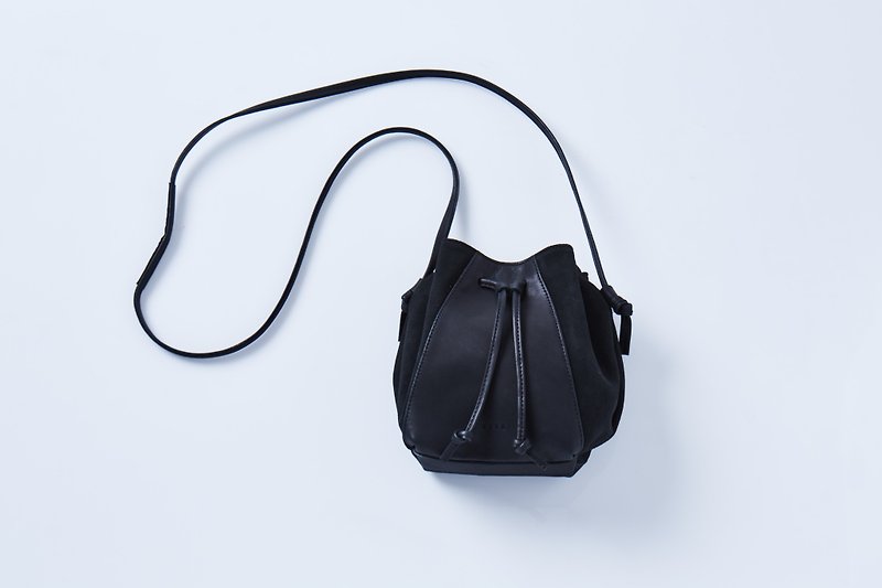 Muffin Panther (Jet Black)  : Leather Cross-Body BAG - Drawstring Bags - Genuine Leather Black