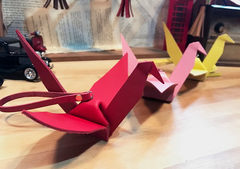 Hand made leather paper cranes. The Mushroom Hand. (Origami, pendants, decorations, wedding accessories) - ที่ห้อยกุญแจ - หนังแท้ หลากหลายสี