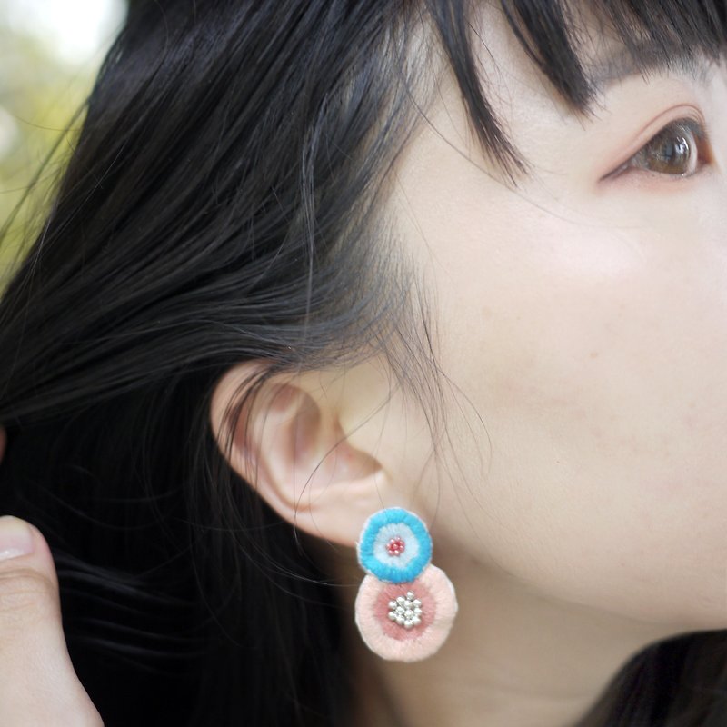 【Rose Days】Hand-embroidered asymmetric earrings - Earrings & Clip-ons - Thread 