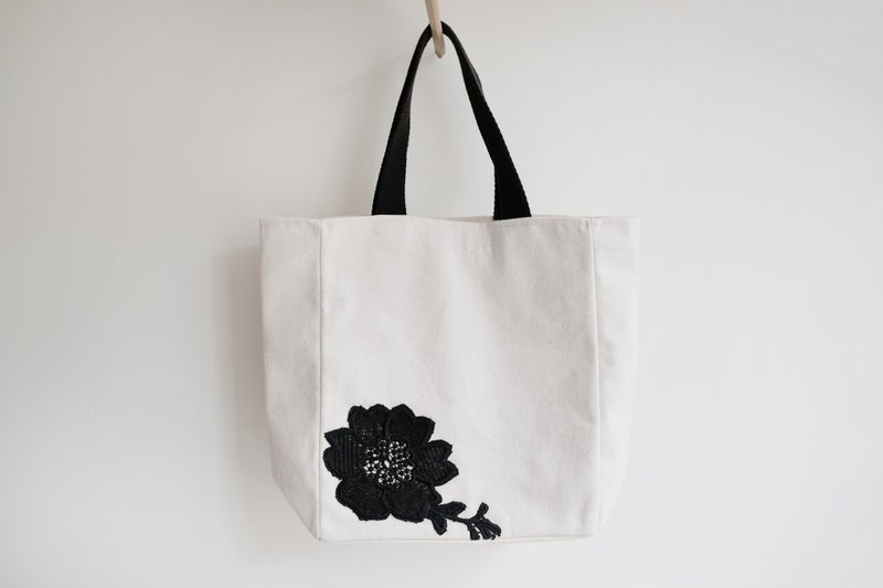 【歲末 7 折】【手工系配件】蕾絲刺繡花片・美好手工袋・胚芽白 - 手提包/手提袋 - 棉．麻 白色