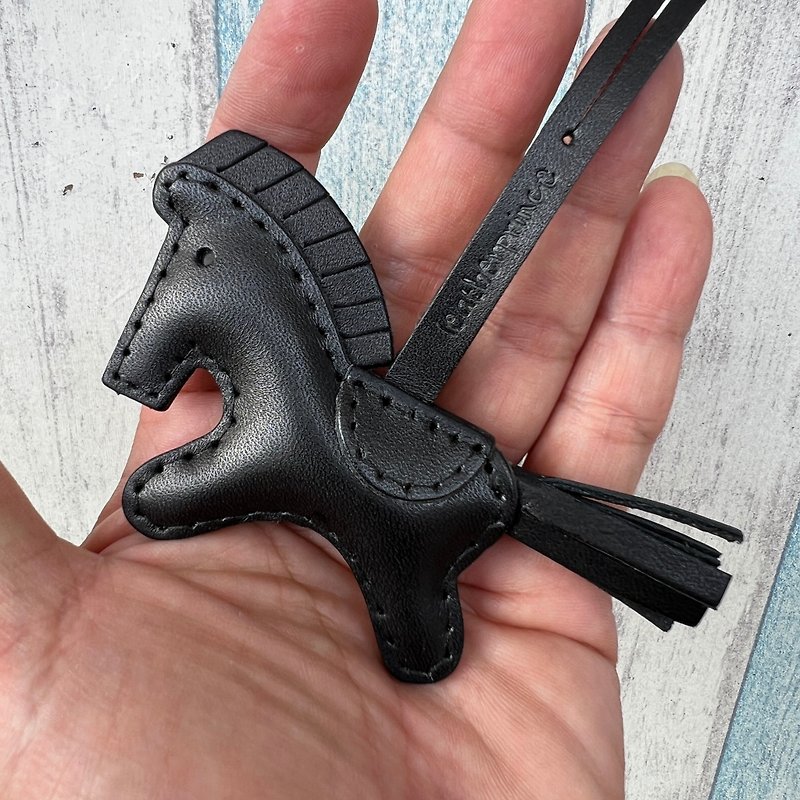 Healing little thing black cute pony hand-stitched leather pendant small size - พวงกุญแจ - หนังแท้ สีดำ