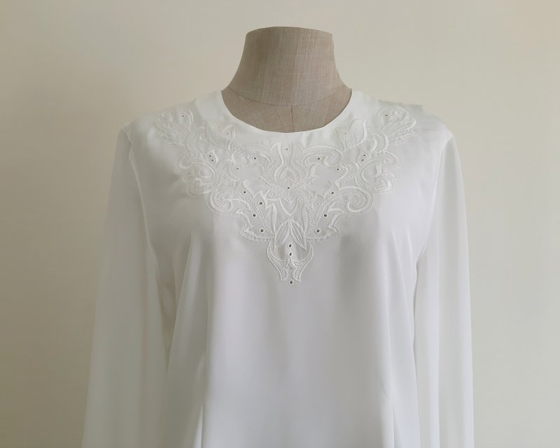 Small Vintage White Embroidered Blouse Womens Long Sleeve Top Button Back Blouse - 女上衣/長袖上衣 - 聚酯纖維 白色