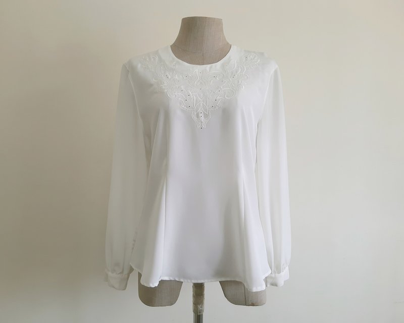 Small Vintage White Embroidered Blouse Womens Long Sleeve Top Button Back Blouse - 女上衣/長袖上衣 - 聚酯纖維 白色