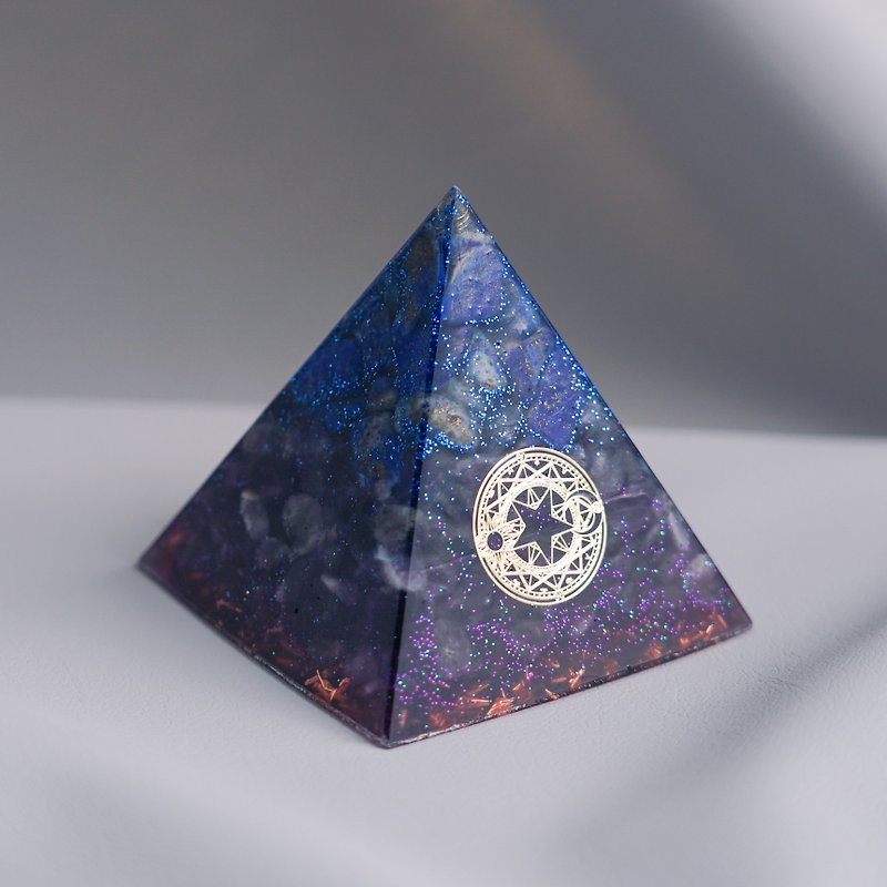 [ラピスラズリ、パープル] オルゴナイト クリスタル エネルギー ピラミッド 6x6 cm - 置物 - クリスタル 多色