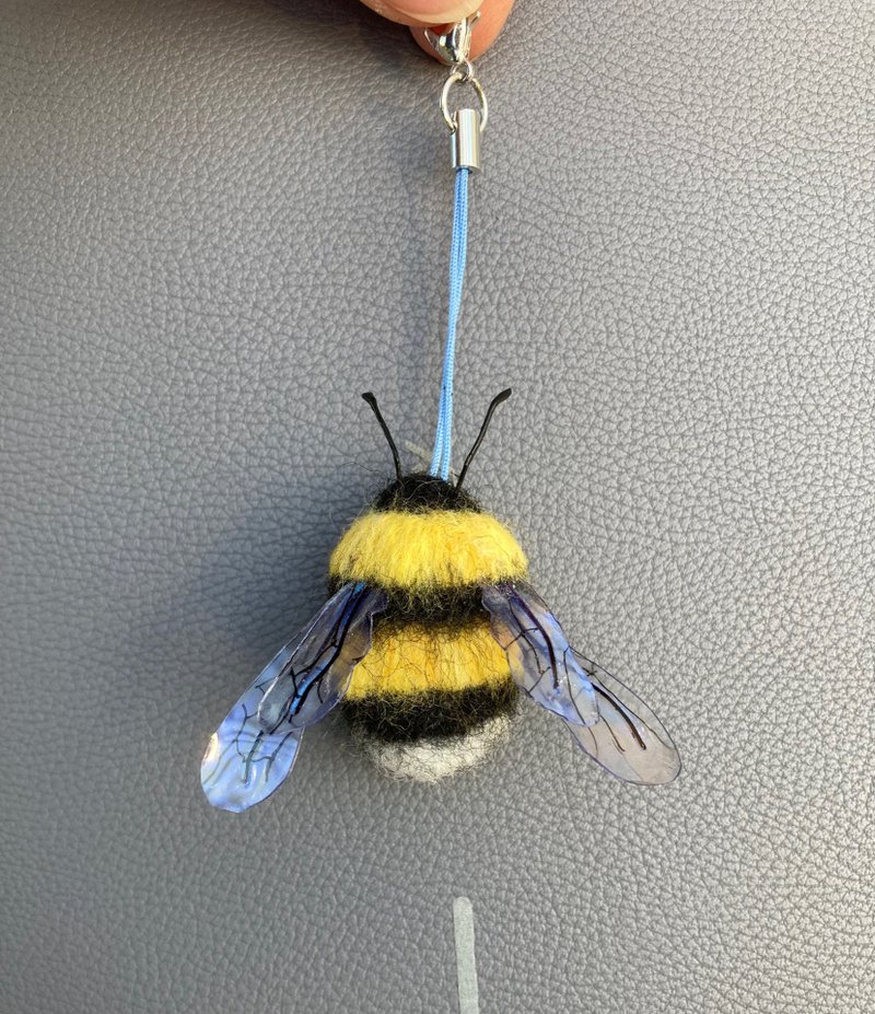 Wool Bumblebee 3d keychain Handmade needle felted realistic bee bag charm 熊蜂 - Keychains - Wool Yellow