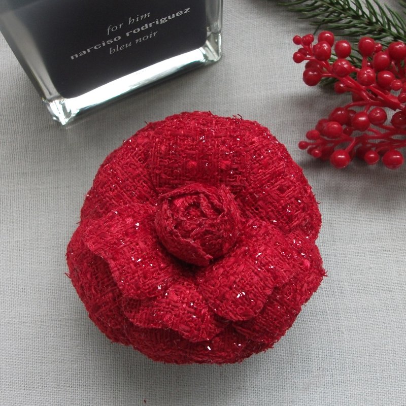 Camellia flower brooch made of red fabric with sparkles - 胸針 - 羊毛 紅色