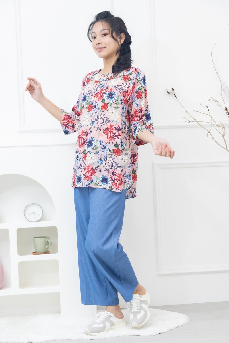 White, red and blue floral three-quarter sleeve blouse with pearls in pink - เสื้อผู้หญิง - วัสดุอื่นๆ สึชมพู