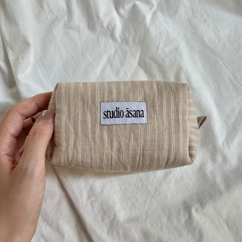 (M) Box zipper pouch (beige) - กระเป๋าเครื่องสำอาง - ผ้าฝ้าย/ผ้าลินิน สีกากี