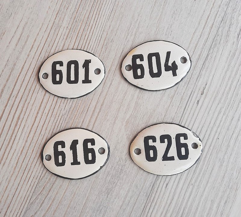 Small enamel metal number sign 601 604 616 626 vintage oval numbers white black - ม่านและป้ายประตู - โลหะ ขาว