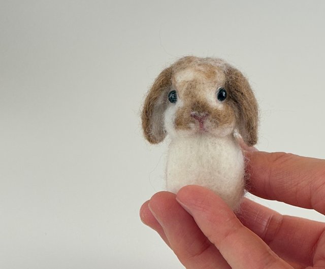 手のひらサイズの羊毛フェルトうさぎと手編みのかご ホーラン