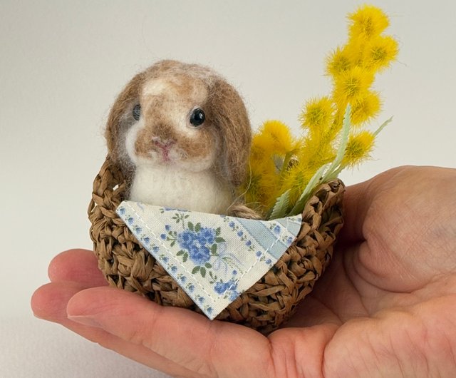 手のひらサイズの羊毛フェルトうさぎと手編みのかご ホーランドロップ