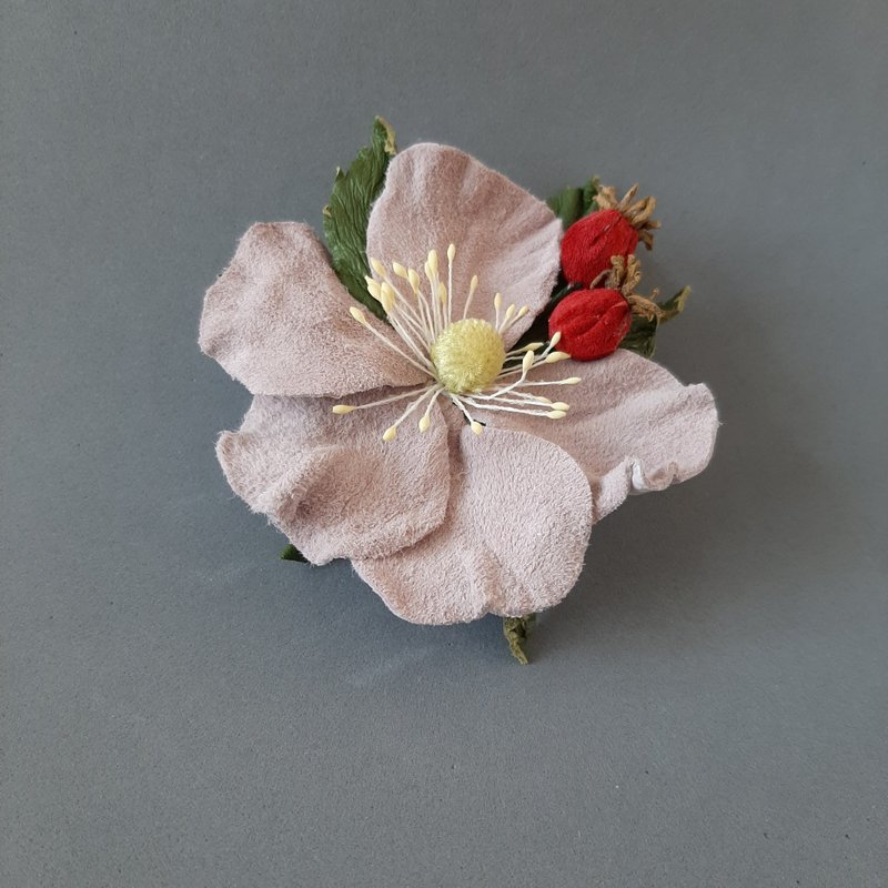 胸針 Leather brooch rose hip for her Leather women's jewelry - 胸針 - 真皮 粉紅色