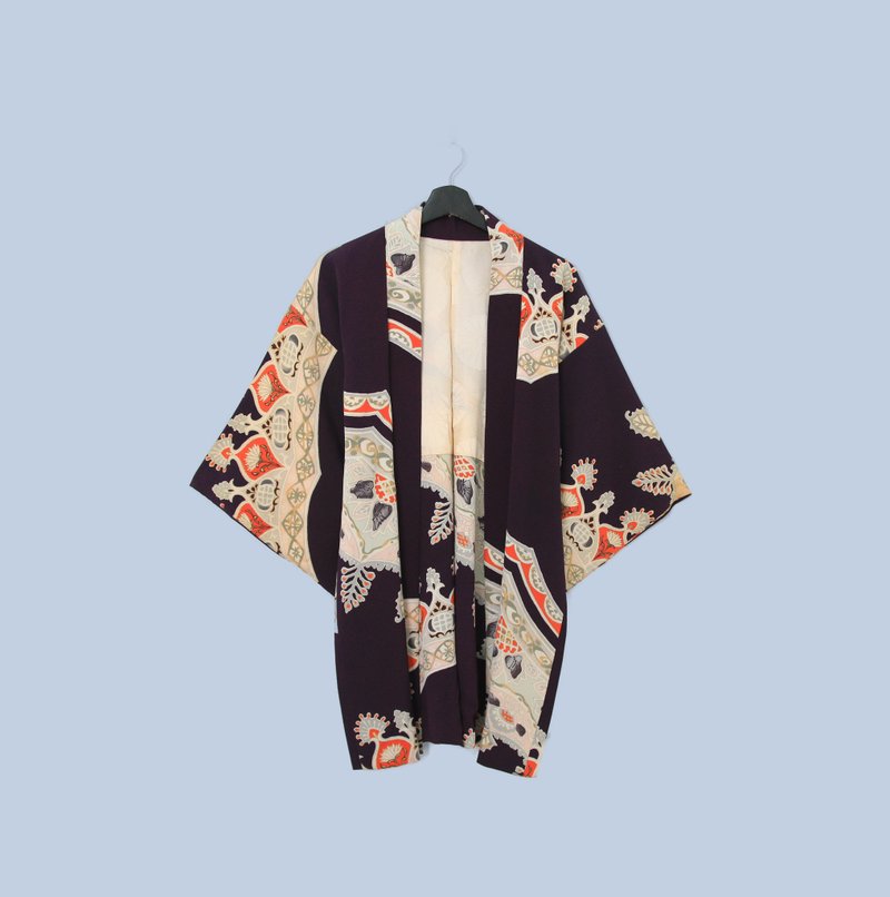 Back to Green-Japan brings back the colorful deep purple totem of haori/vintage kimono - เสื้อแจ็คเก็ต - ผ้าไหม 