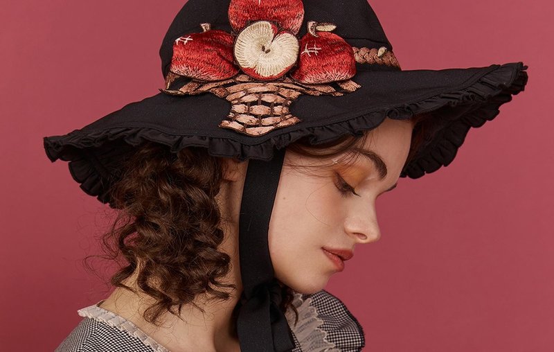 European retro apple hat 3D embroidered dome pleated hat - หมวก - วัสดุอื่นๆ หลากหลายสี