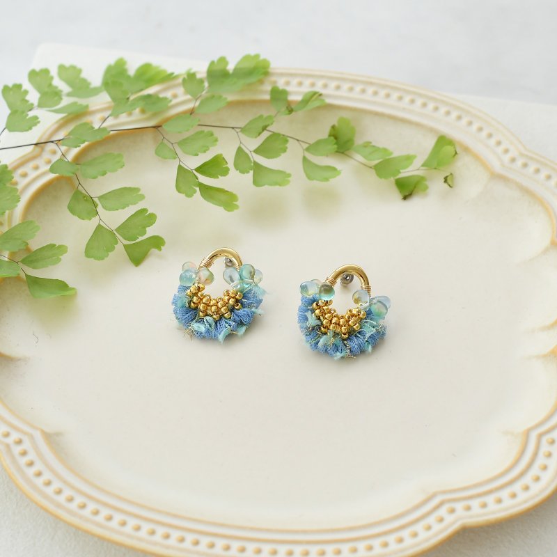 【空を映す小さなタッセルの囁き】オーバルピアス・イヤリング　Small Blue - 耳環/耳夾/耳骨夾 - 棉．麻 藍色