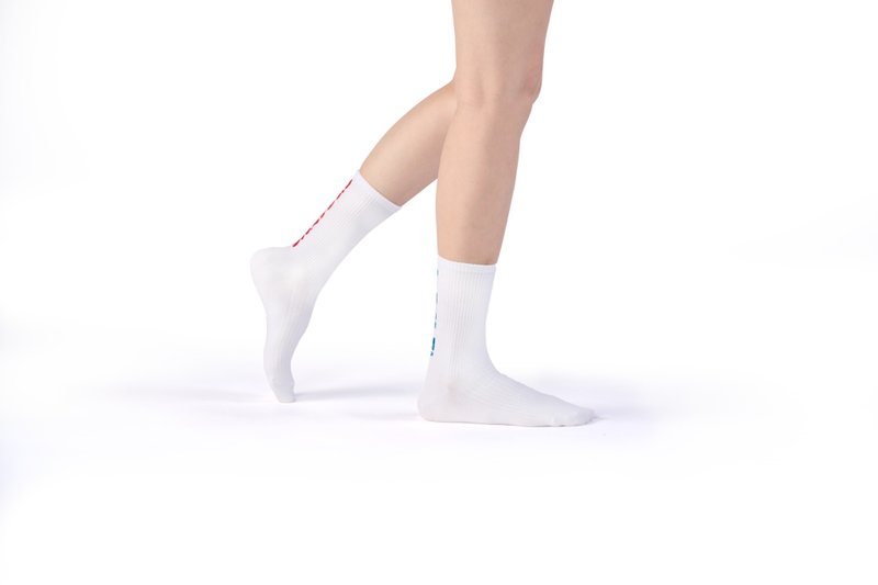 [Joint Series Reporter] Live and Breathe/White (F)-MIT designed mid-calf socks - ถุงเท้า - ผ้าฝ้าย/ผ้าลินิน ขาว