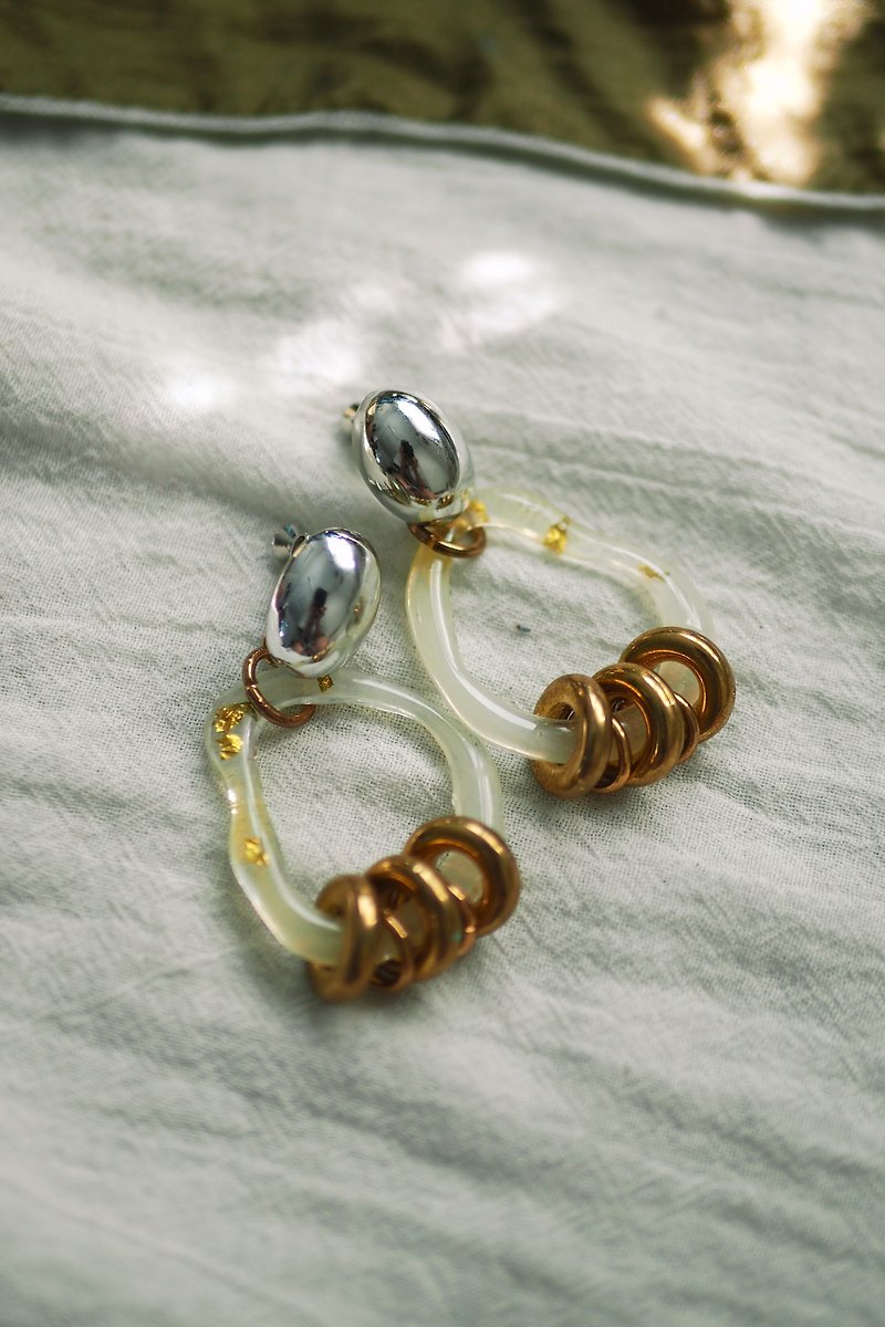 Tsuna String Gold Foil Earrings-Handmade Resin - ต่างหู - เรซิน สีเหลือง