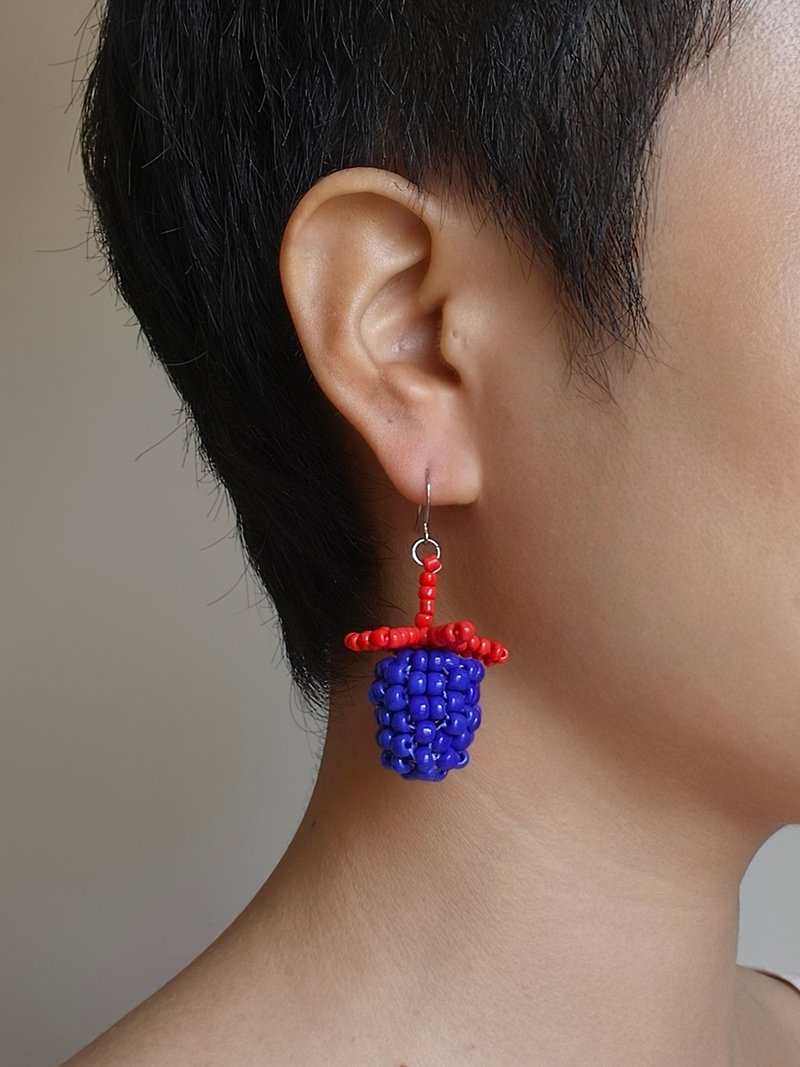 Beaded Blue Strawberry Earrings - ต่างหู - วัสดุอื่นๆ สีน้ำเงิน