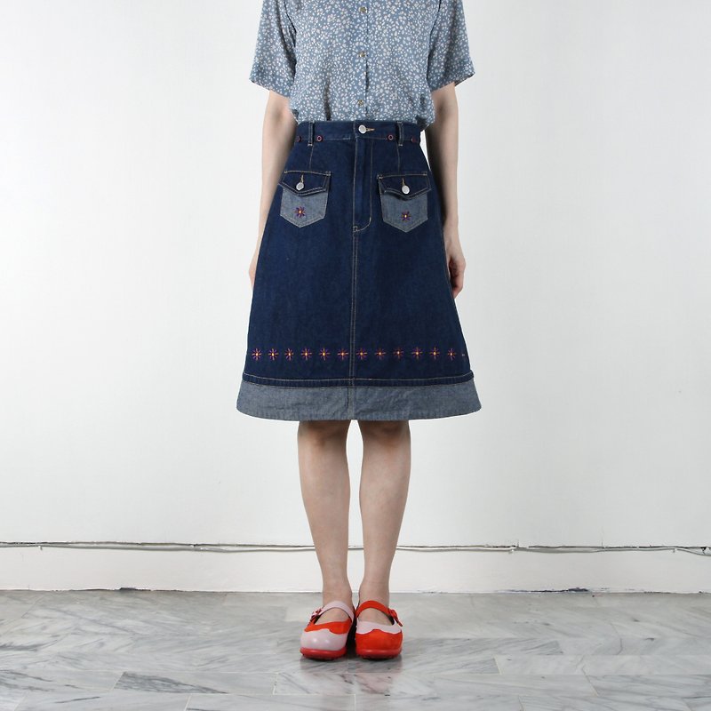 [Egg plant ancient] Sunday daisy embroidered ancient cowboy skirt - Skirts - Cotton & Hemp Blue