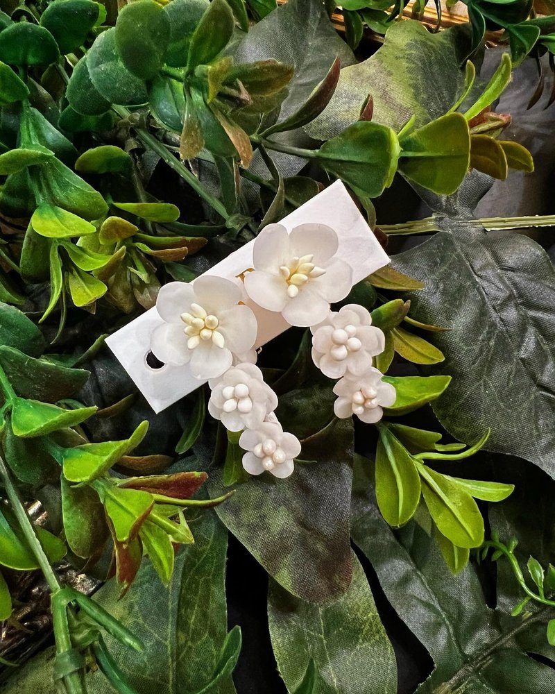 Fake boss lady Kingboss Japanese ceramic earth flower earrings 2022E - Earrings & Clip-ons - Clay White