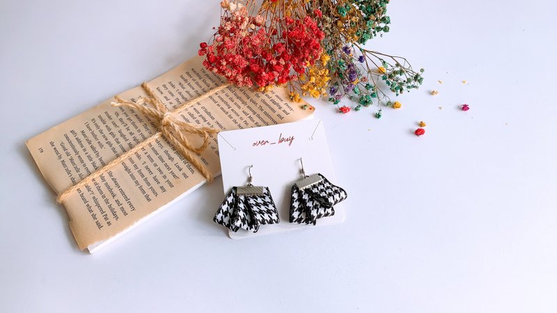 Incomparable | Houndstooth Ribbon Earrings Clip-On - ต่างหู - ไฟเบอร์อื่นๆ สีดำ