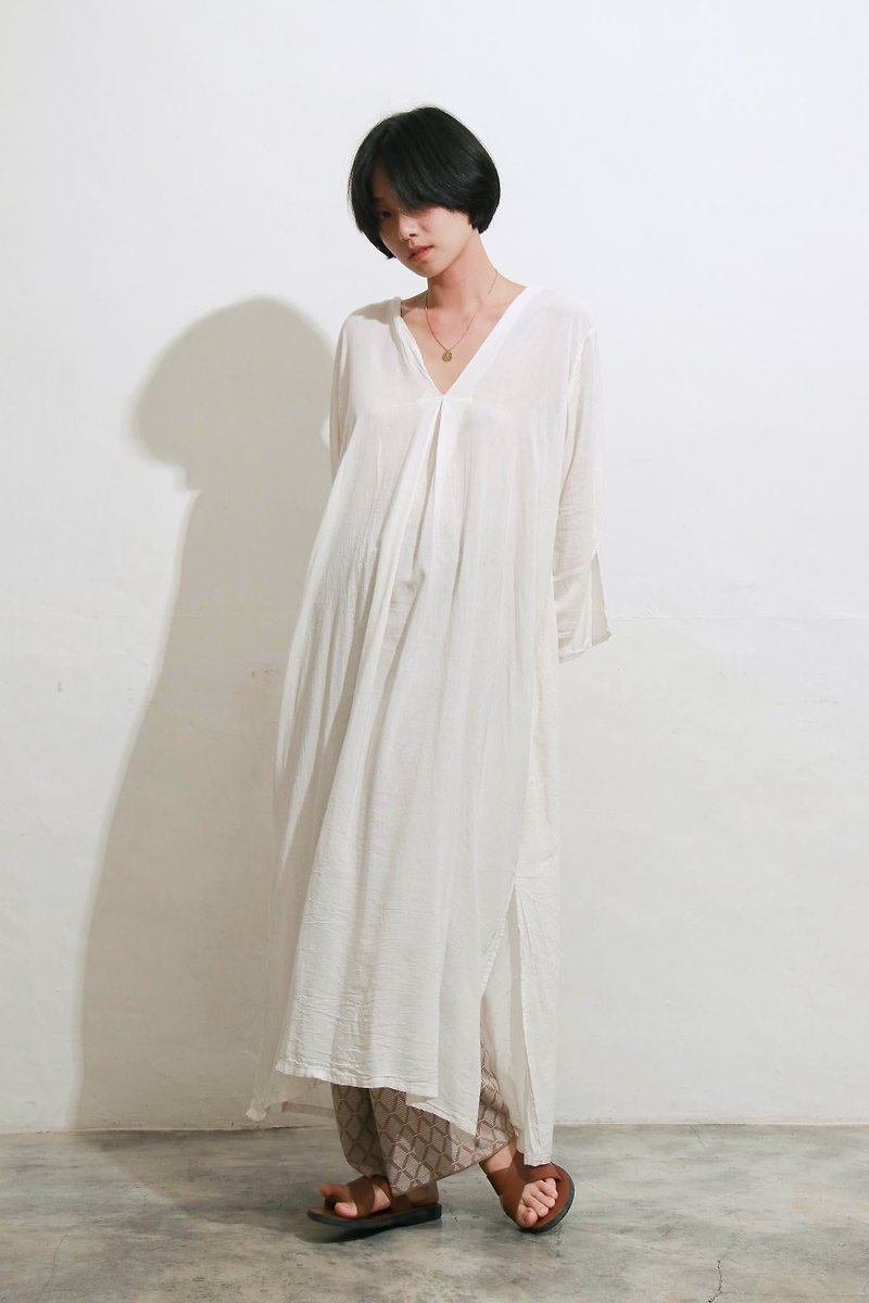 OMAKE Large V-neck slit wide-sleeved blouse dress off-white - ชุดเดรส - ผ้าฝ้าย/ผ้าลินิน ขาว