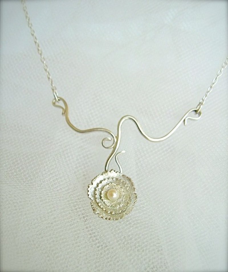 Small flower necklace - สร้อยคอ - โลหะ สีเงิน