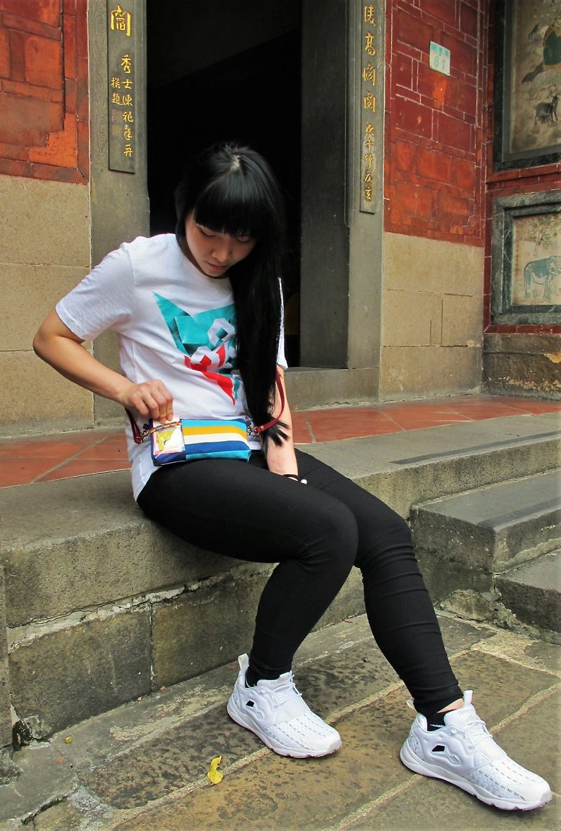 Lan Yangyang wealthy board girl touches the phone side backpack - กระเป๋าแมสเซนเจอร์ - ผ้าฝ้าย/ผ้าลินิน สีน้ำเงิน