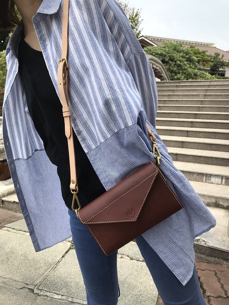 V-shaped shoulder bag (straps are adjustable) (straps can be customized to length)│Vegetable-tanned leather, hand-dyed and brandable - กระเป๋าแมสเซนเจอร์ - หนังแท้ สีนำ้ตาล
