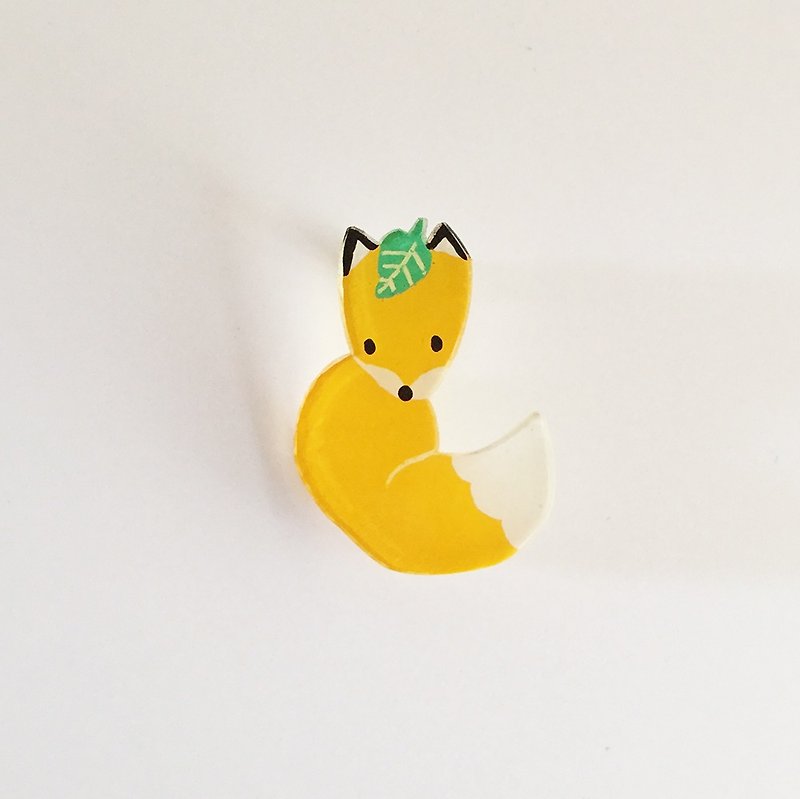 Plaza brooch of a fox wrapped in a tail - Brooches - Plastic Yellow